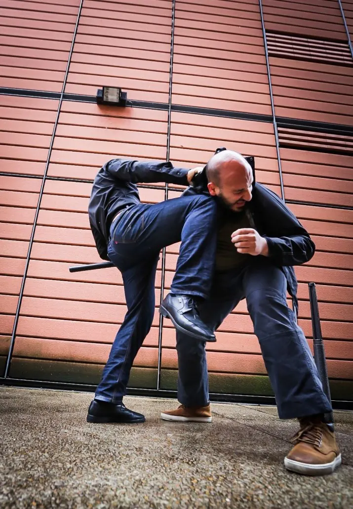 Exercice de défense et contre-attaque en Krav Maga